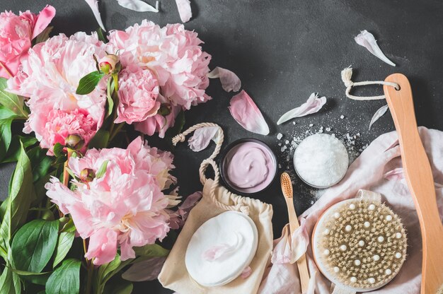 Pioenrozen en cosmetica op een tafel