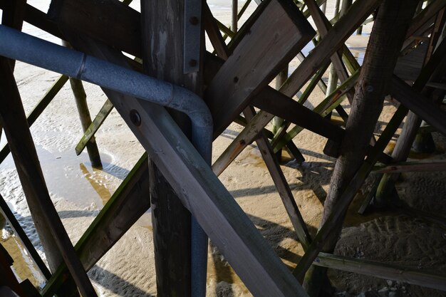 Foto tubo sulla colonna del molo sulla spiaggia