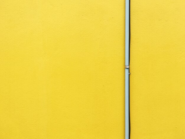 Tubo sul muro giallo