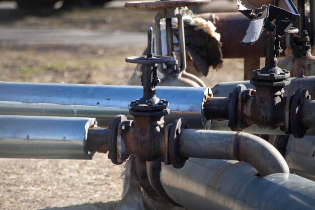 Foto tubi di acqua calda e fredda sulle comunicazioni stradali di gas sopra il suolo