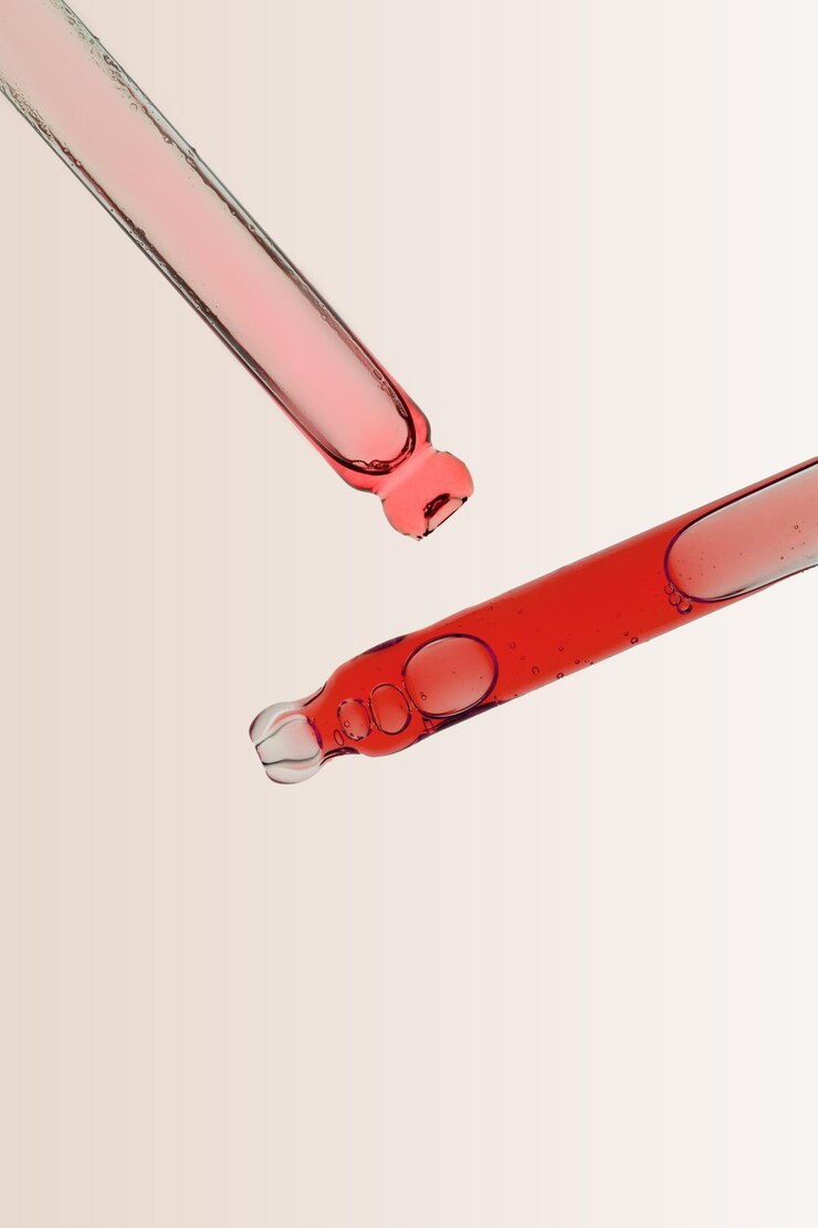 Pipetten met rood anti-aging serum erin
