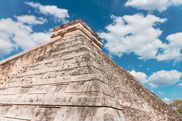 Piramide en stad in puin in tulum mexico