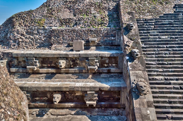 piramide in Teotihuacan, met de hoofden van Tlaloc en de gevederde slang.