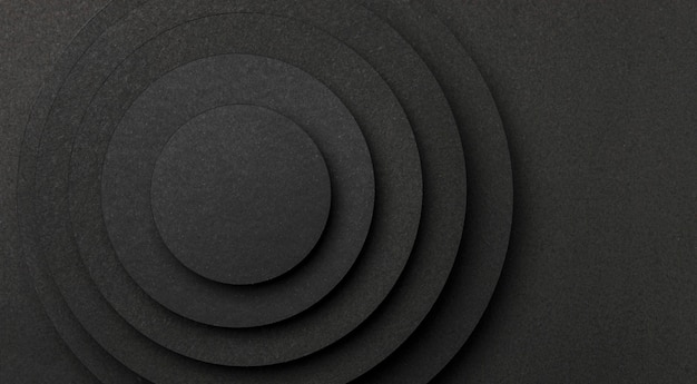 Piramide van cirkelvormige stukken zwart papier kopie ruimte