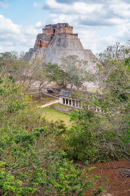 Foto piramide van de tovenaar in uxmal