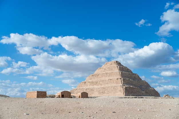 Piramide van Djoser met wat wolken in de ochtend Egypte