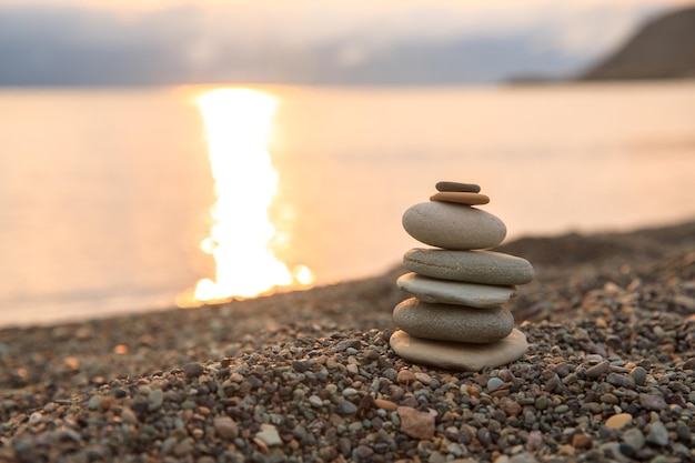 Piramide van gladde stenen op het strand