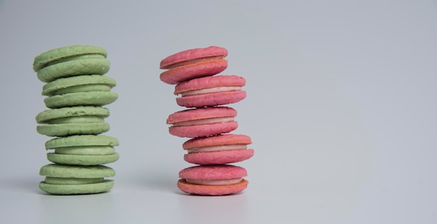 Foto piramide van kleurrijke franse macarons geïsoleerd op witte achtergrond