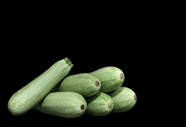 Piramide van rijpe courgette op een zwarte achtergrond