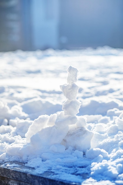 Piramide van sneeuwballen op een besneeuwde achtergrond op een zonnige winterdag