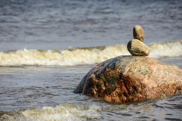 Piramide van stenen aan de kust