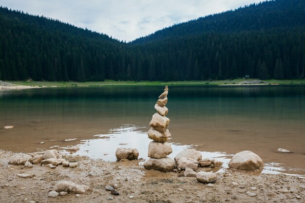 Piramide van stenen is samengesteld aan de oevers van een Zwart Meer in Montenegro