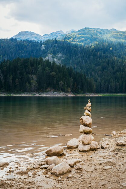 Piramide van stenen is samengesteld aan de oevers van een Zwart Meer in Montenegro