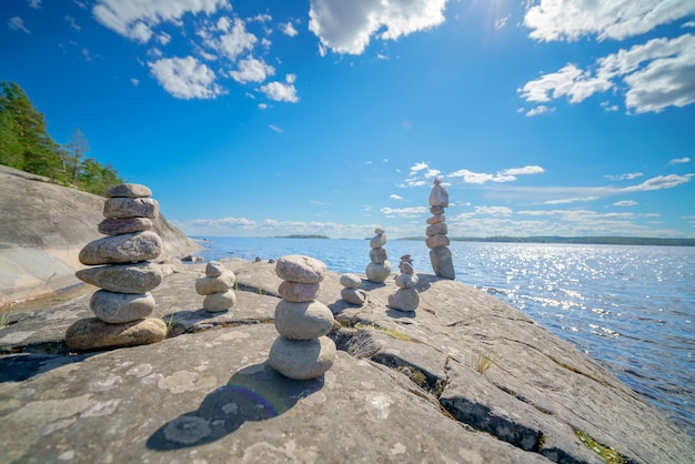 Piramide van stenen onstabiele balans van stenen objecten idyllische staat van de natuur