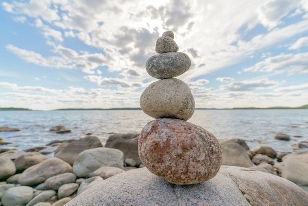 Piramide van stenen Onstabiele balans van stenen objecten Idyllische staat van de natuur