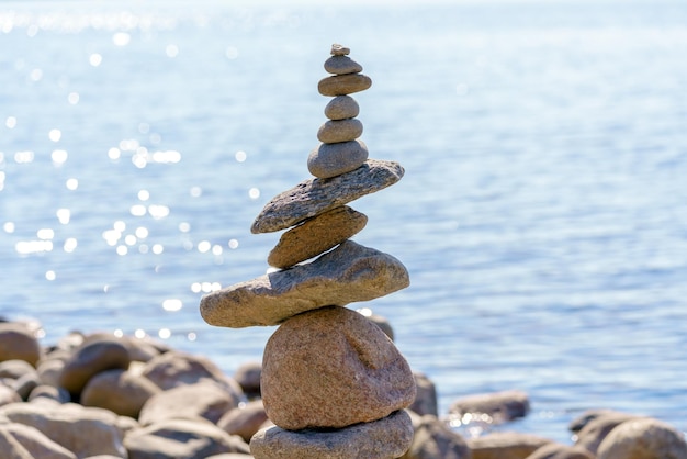 Piramide van stenen Onstabiele balans van stenen objecten Idyllische staat van de natuur