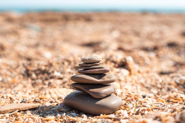 Piramide van stenen op een zandstrand aan zee selectieve focus Ontspanning en balans