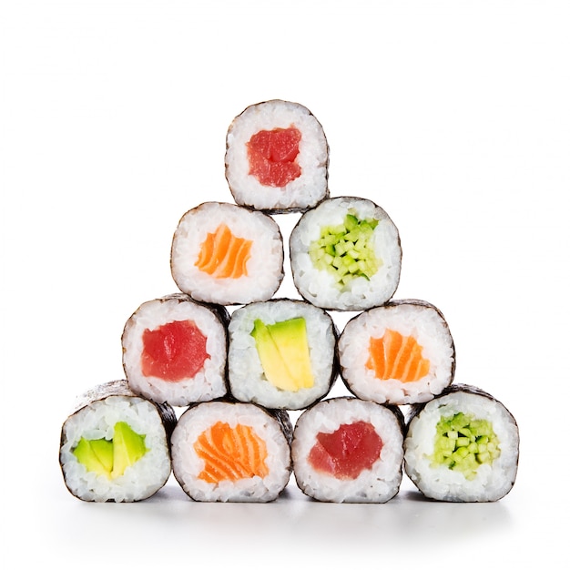 Piramide van sushi op witte achtergrond