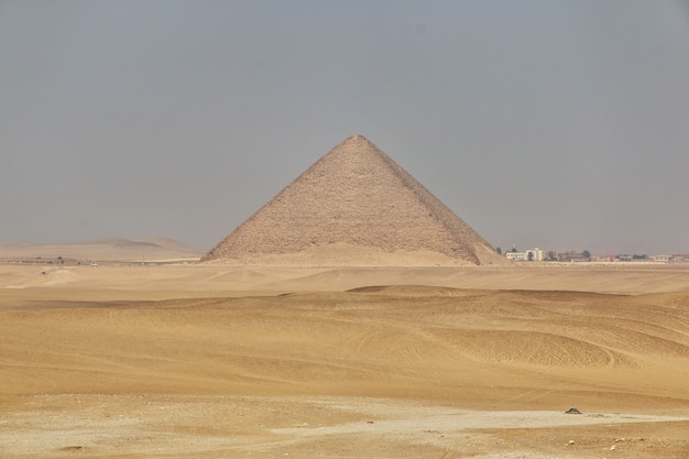 Piramides in Dahshur, Sahara woestijn, Egypte