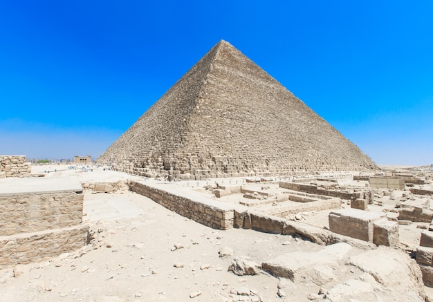 Piramides met een mooie hemel van gizeh in caïro, egypte.