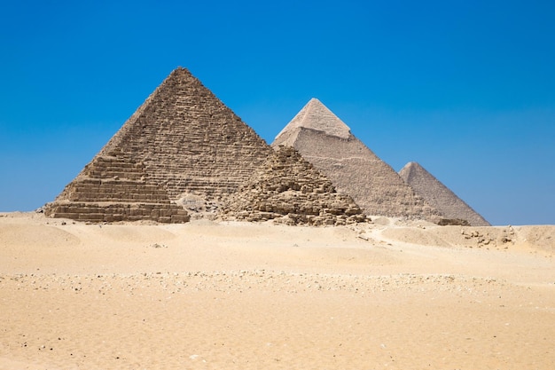 Piramides met een prachtige lucht van gizeh in caïro, egypte