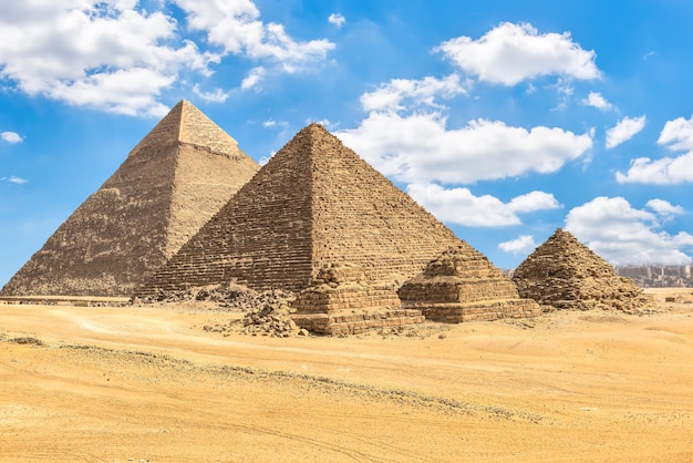 Piramides van farao's en koninginnen onder blauwe bewolkte hemel