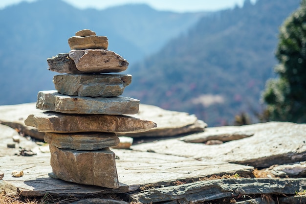 Piramides van stenen tegen de achtergrond van bergen. het concept van evenwicht en rust. Yoga in de natuur in de bergen.