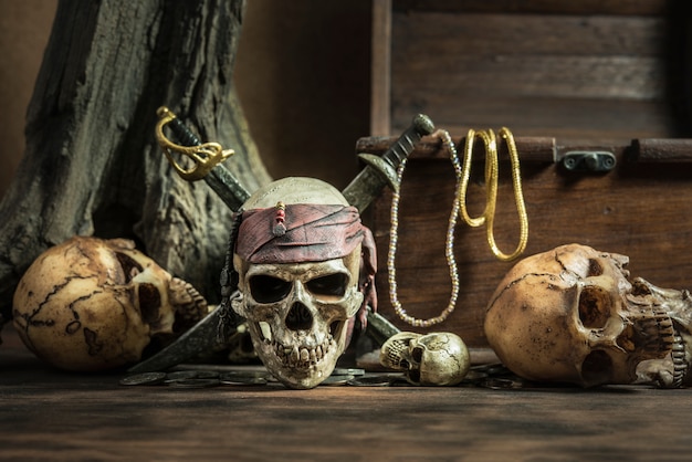 Photo pirate skull with two swords and treasure coffer