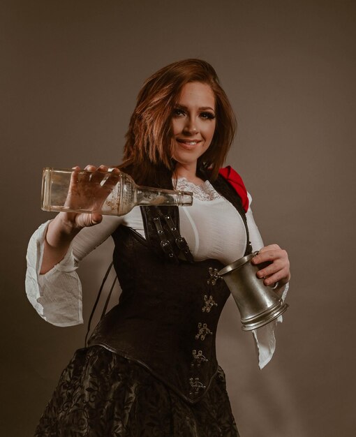 Piratenmeisje drinkt een drankje uit de fles.