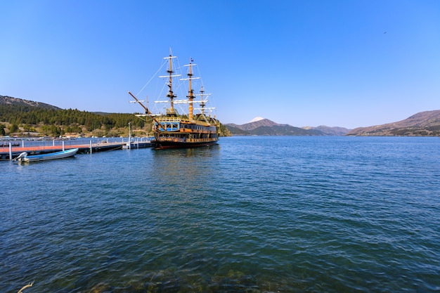 Piratenschip op de zee