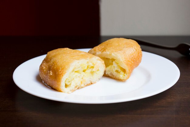Pirozhki are stuffed rolls typical of Russia. Their fillings are made of meat or vegetables.