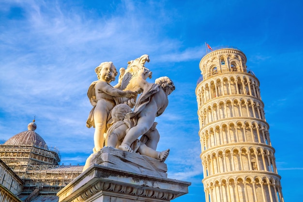 Foto il duomo di pisa e la torre pendente in una giornata di sole a pisa, italia.