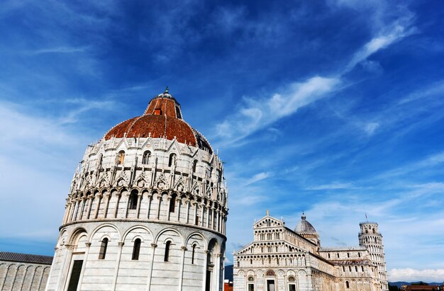 Photo pisa cathedral with the leaning tower of pisa tuscany italy popular european landmark