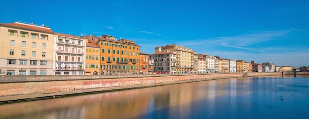 イタリアのピサ市のスカイラインとアルノ川