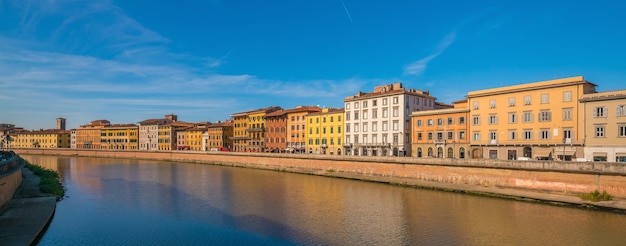 イタリアのピサ市のスカイラインとアルノ川