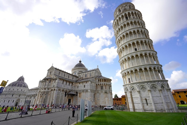 PISA ITALIË 24 JUNI 2022 Piazza dei Miracoli formeel bekend als Piazza del Duomo UNESCO Werelderfgoed Pisa Toscane Italië