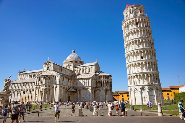 Pisa, Italië - 29 augustus 2012: Pisa Scheve toren en Cathedra, en toeristen l in Italië in de zomer