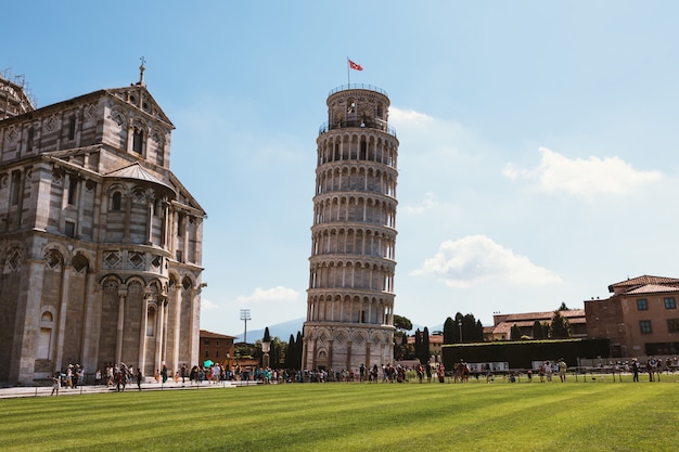 Foto pisa, italië - 29 juni, 2018: panoramisch uitzicht op de scheve toren van pisa of de toren van pisa (torre di pisa) is campanile op piazza del miracoli, of vrijstaande klokkentoren, van de kathedraal van de stad pisa