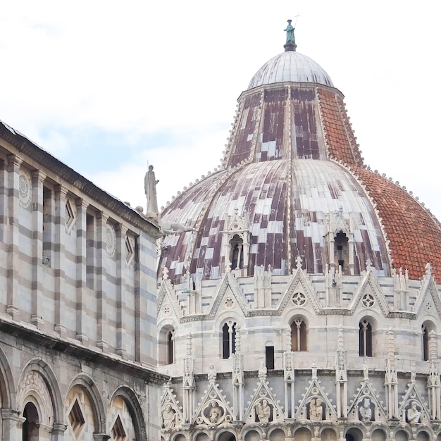 Pisa Italië Gezicht op het Baptisterium van St. John Battistero di San Giovanni in Pisa en de kathedraal van Pisa