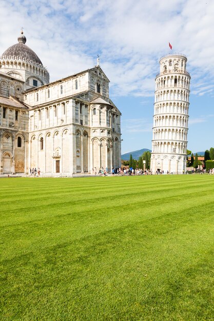 Италия Пиза 29 июня 2023 года Знаменитая наклонная башня с голубым небом Ренессанс белый мрамор