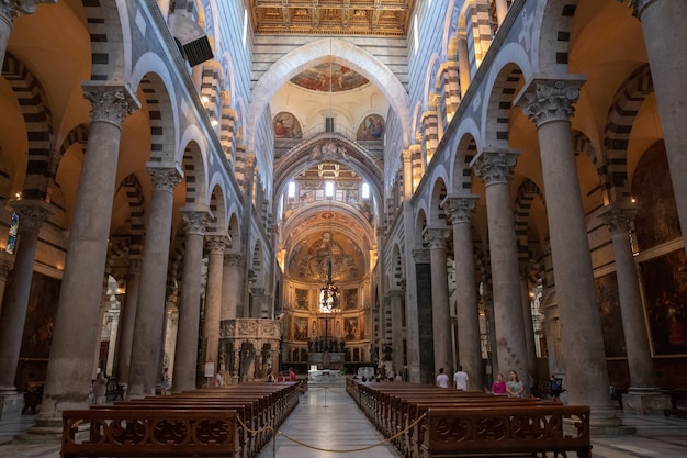 イタリア、ピサ-2018年6月29日：ピサ大聖堂（Cattedrale Metropolitana Primaziale di Santa Maria Assunta）の内部のパノラマビューは中世のローマカトリック大聖堂です