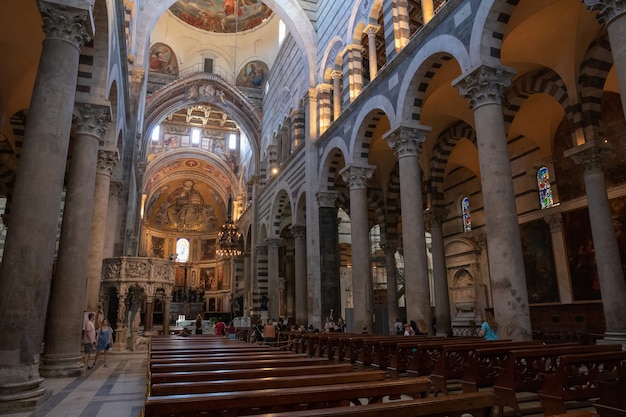 이탈리아 피사 - 2018년 6월 29일: 피사 대성당(Cattedrale Metropolitana Primaziale di Santa Maria Assunta) 내부의 탁 트인 전망은 중세 로마 가톨릭 대성당입니다.