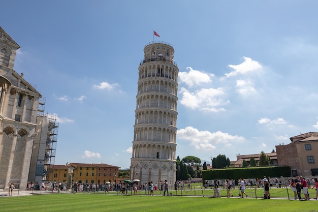 이탈리아 피사 - 2018년 6월 29일: 피사의 사탑(Leaning Tower of Pisa) 또는 피사 타워(Torre di Pisa)의 탁 트인 전망은 미라콜리 광장(Piazza del Miracoli) 또는 피사 시 대성당의 독립 종탑에 있는 종탑입니다.