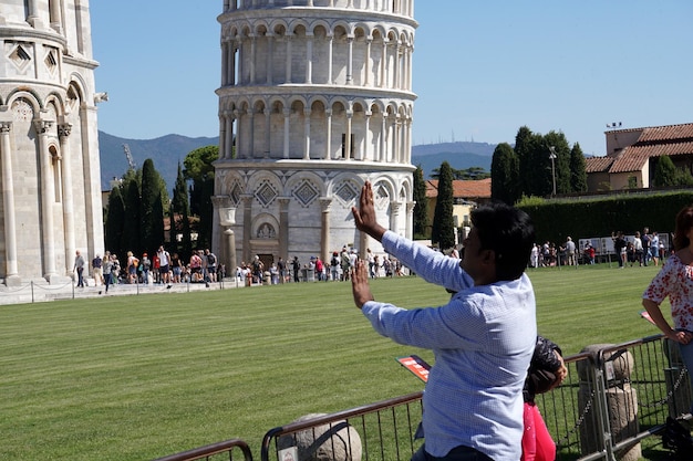 Фото Пиза, италия - 26 сентября 2017 г. - турист фотографируется на знаменитой падающей башне