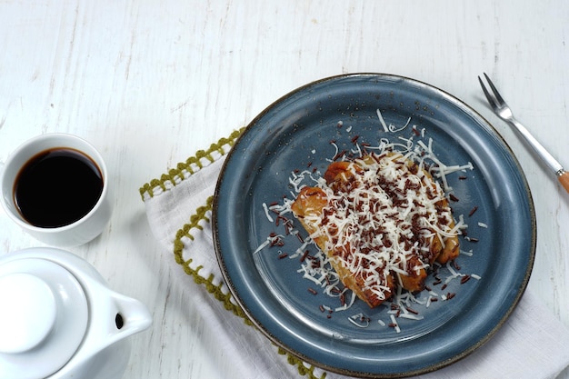 Pisang bakar coklat keju-grilled banana chocolate cheese serveren met hagelslag en kaas