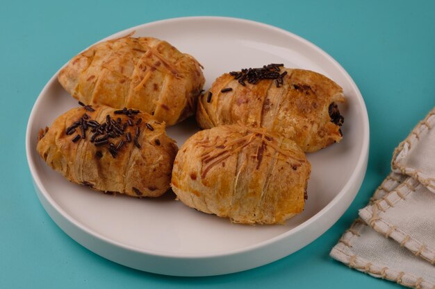 Pisang Bolen は、熟したバナナ、チーズ、チョコレートで満たされたペストリーで作られた一種のスナックです。モレン。