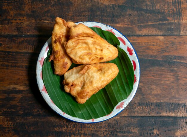 写真 インドネシアのピサンゴレング (pisang goreng) は,緑のバナナの葉に揚げたバナナまたはバナナフリッターです.