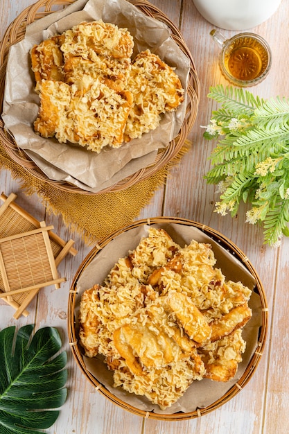 Pisang goreng is een beignet gemaakt door gepaneerde weegbree in hete olie te frituren