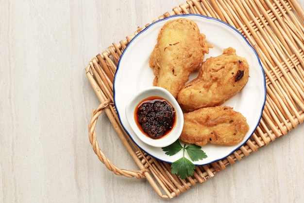 Pisang Goreng Sambal Roa of Fried Banana met Sambal Roa is een van de typische culinaire hoogstandjes van Manado, Indonesië Bovenaanzicht