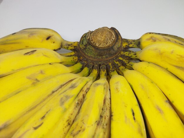 Фото pisang kepok, также известный как saba banana, изолированный на белом фоне